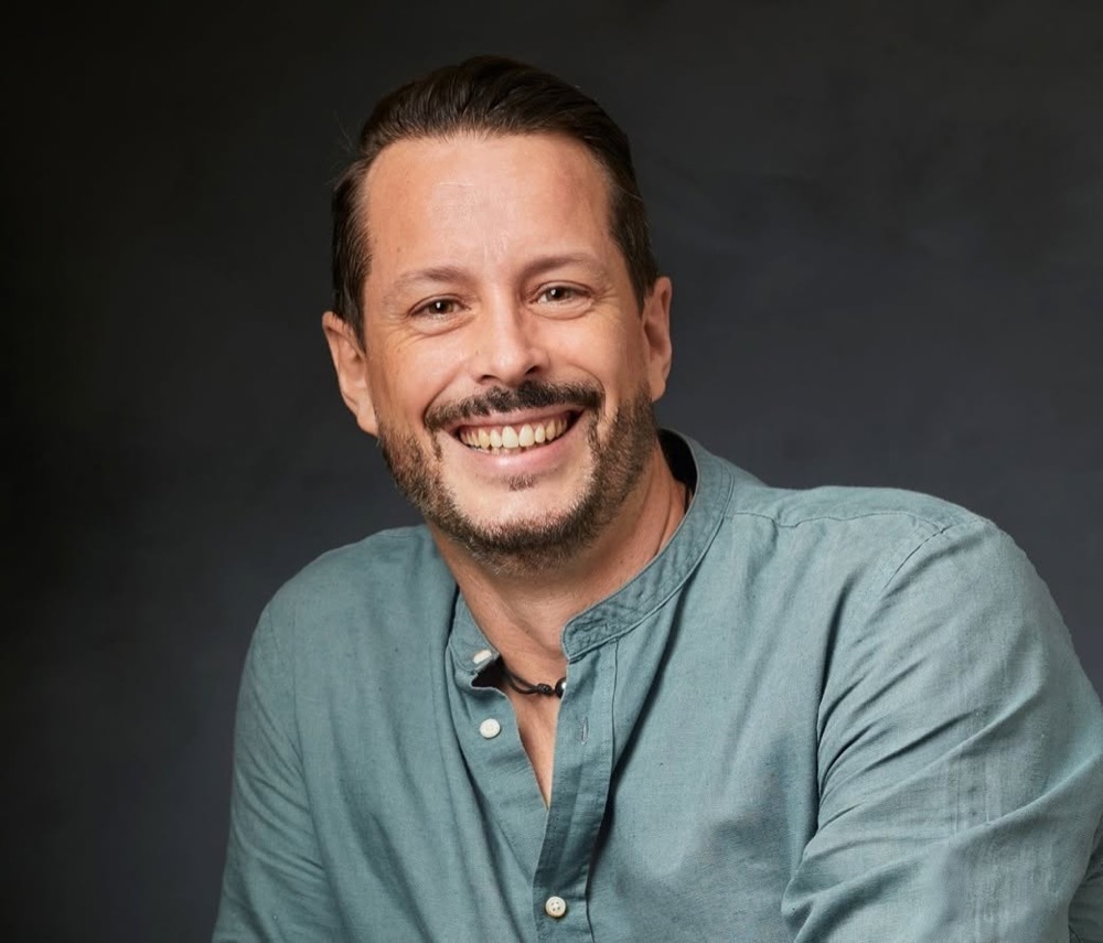 Portrait de Thibault Chrétien, conseiller immobilier spécialisé dans les biens avec piscine à Tahiti